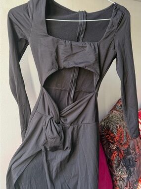 BLACK STRETCH CUTOUT MIDI DRESS WITH LONG SLEEVES & HIGH FRONT SLIT. SIZE S